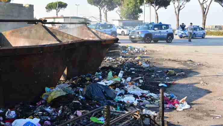 Rifiuti in campo nomadi di Roma