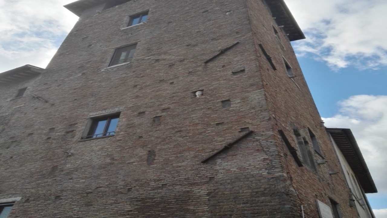 Il mistero della testa di donna in marmo incastonata nella Torre dei Caetani. Una leggenda alimenta il fascino della struttura.