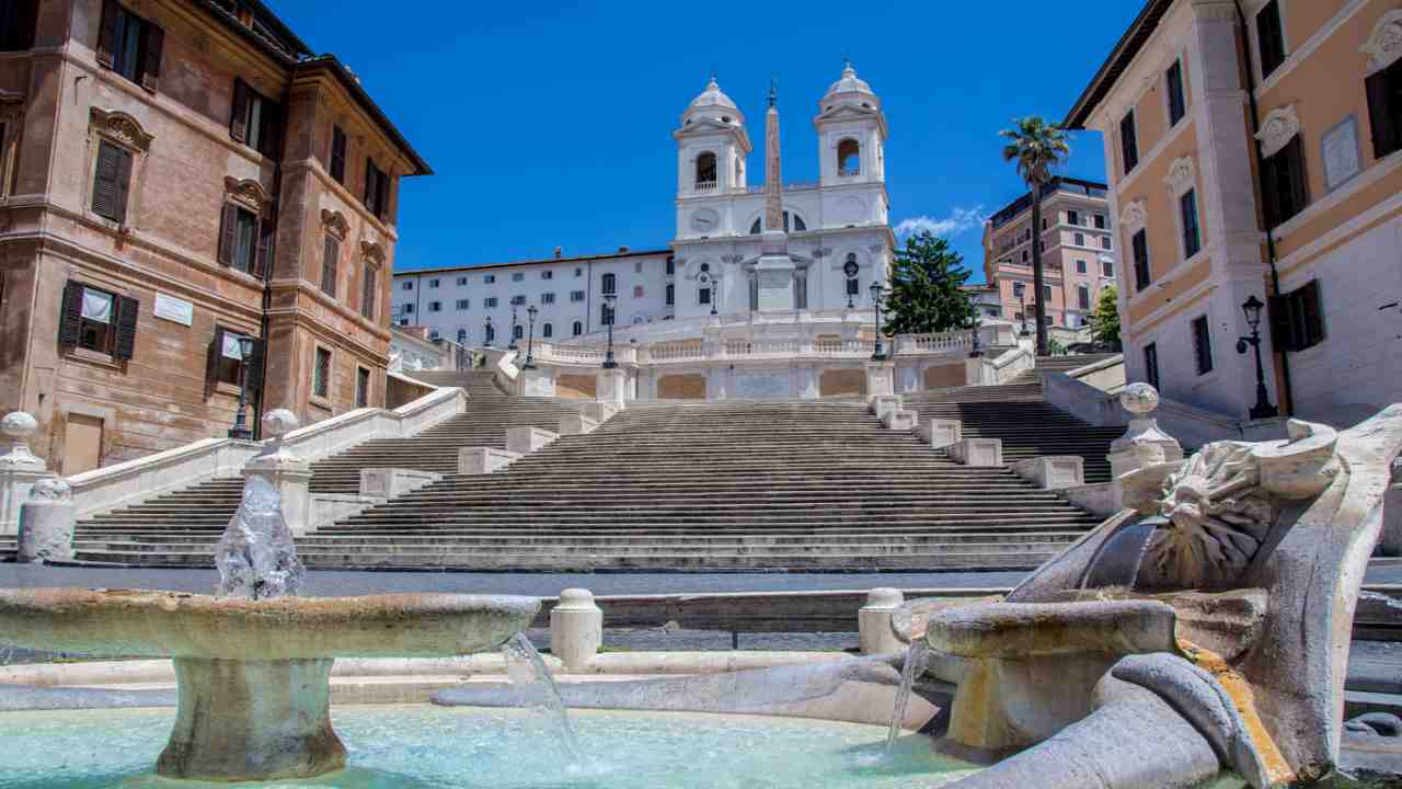 La scala segreta accanto a Villa Medici, limitrofa a Trinità dei Monti. Porta alla parte sotterranea dell'Aqua Virgo.