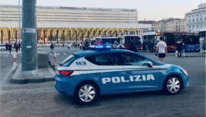 Un cittadino africano della Guinea ha preteso di bere delle lattine di birra in un bar senza pagare. Gli agenti lo hanno colto in flagranza.