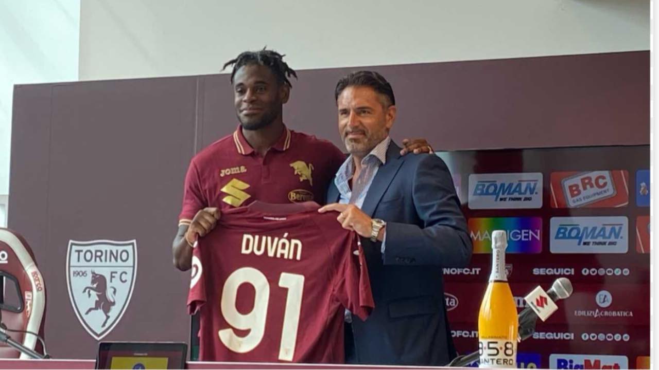 Il Torino presenta Duvan Zapata che firma per i granata dopo un lungo interessamento della Roma, trattativa sfumata a causa dell'Atalanta