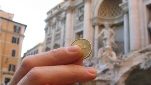 Monete dentro Fontana di Trevi