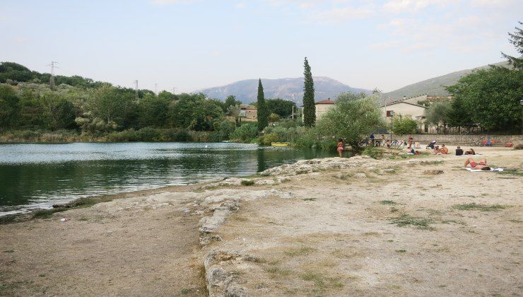 La spiaggia attrezzata sul lago di Paterno