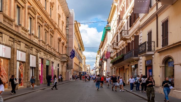 Via del Corso - strada principale nel centro di Roma, Italia