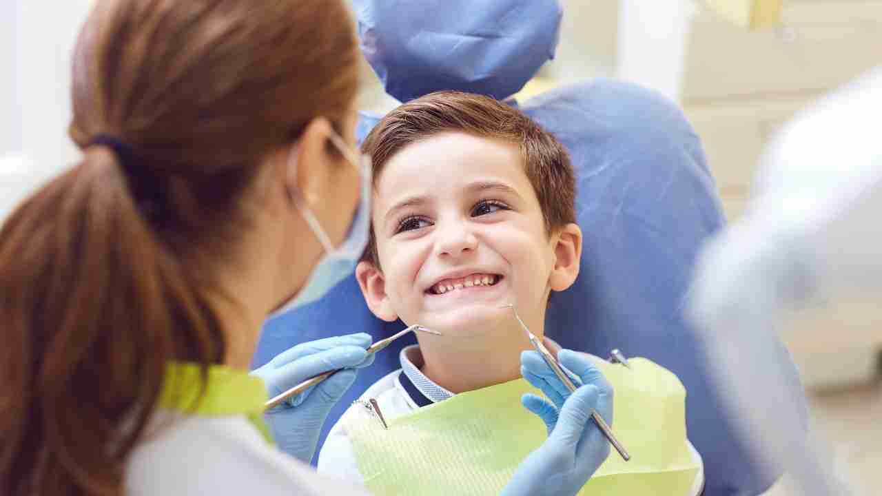 Bambino dal dentista