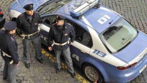 polizia ingoia la droga e aggredisce gli agenti