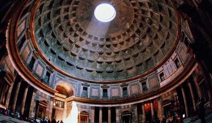 Luce entra dall'oculus del Pantheon