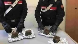 Carabinieri fermano un uomo con oltre 1 chilo di droga