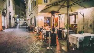 Ristorante in uno dei vicoli di Roma