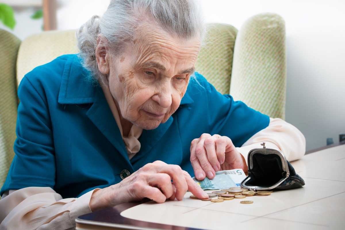 Anziana alle prese con la pensione