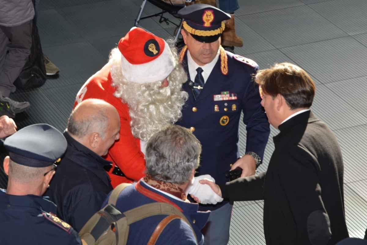 Babbo Natale poliziotto a Termini con Don Antonio Coluccia