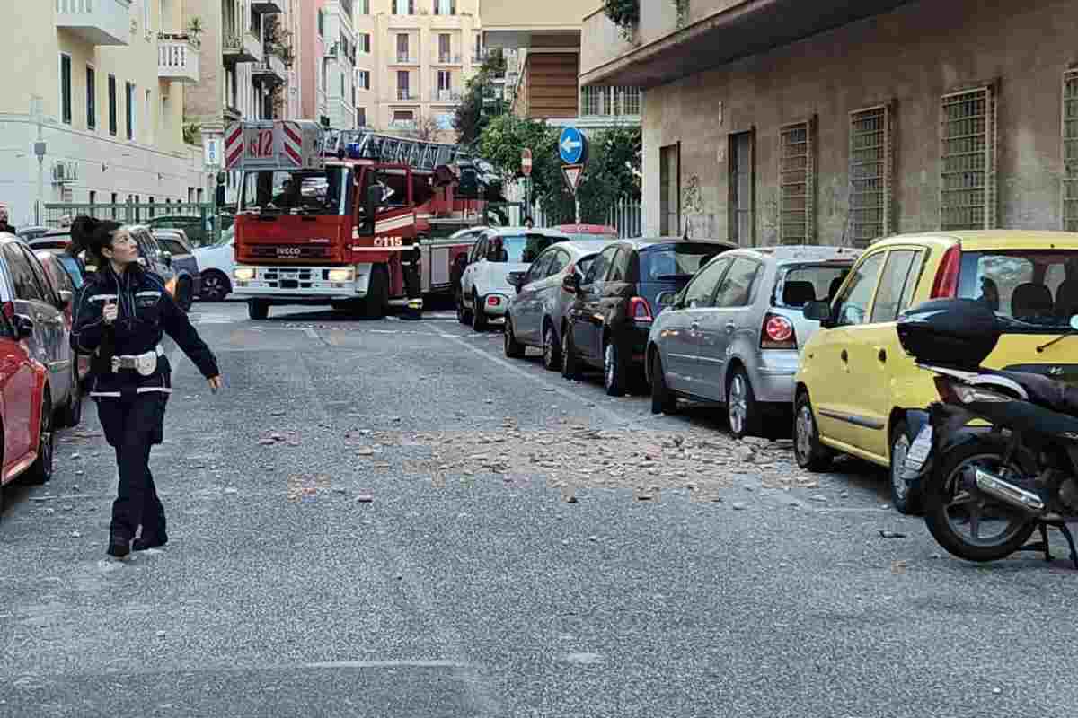 Nel pomeriggio, caduta di calcinacci da una palazzina a piazza Bologna.