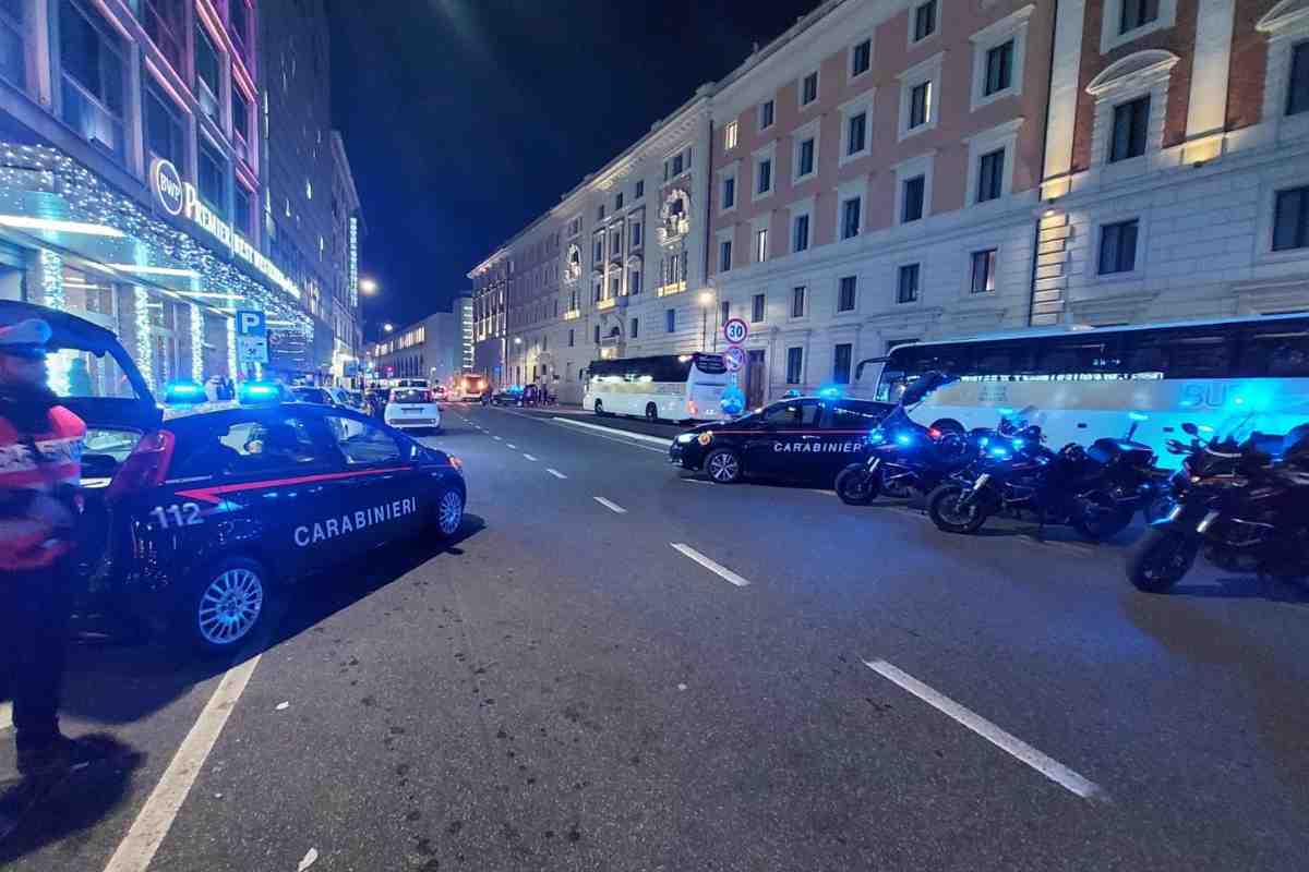 Carabinieri pattugliano le strade dell'Esquilino