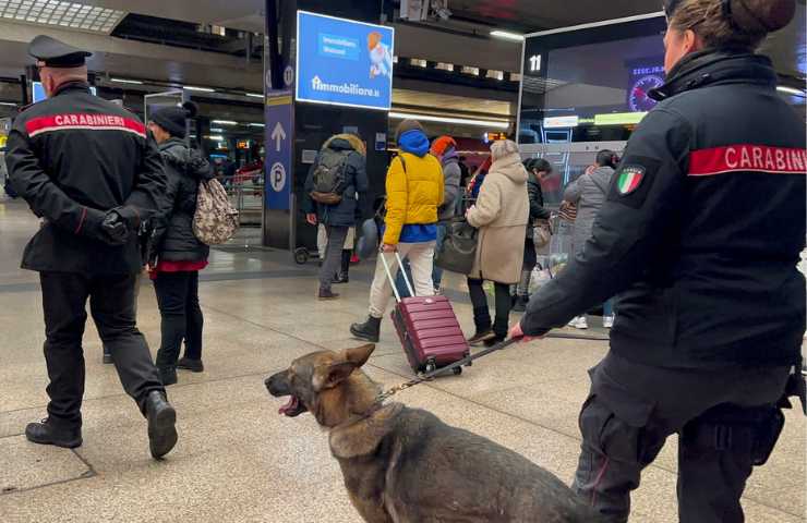 Carabinieri pattugliano le banchine della stazione Roma Termini con la cinofila