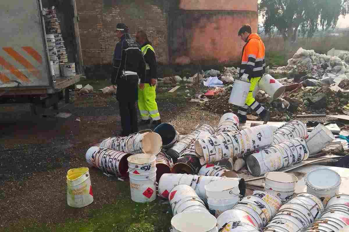 Polizia Locale raccoglie secchi di vernice nella discarica abusiva di Rocca Cencia