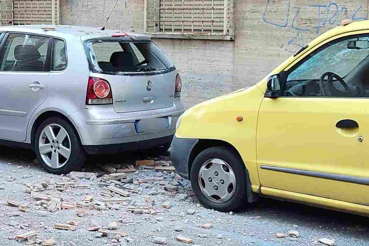 Macchine danneggiate da un crollo di calcinacci a piazza Bologna