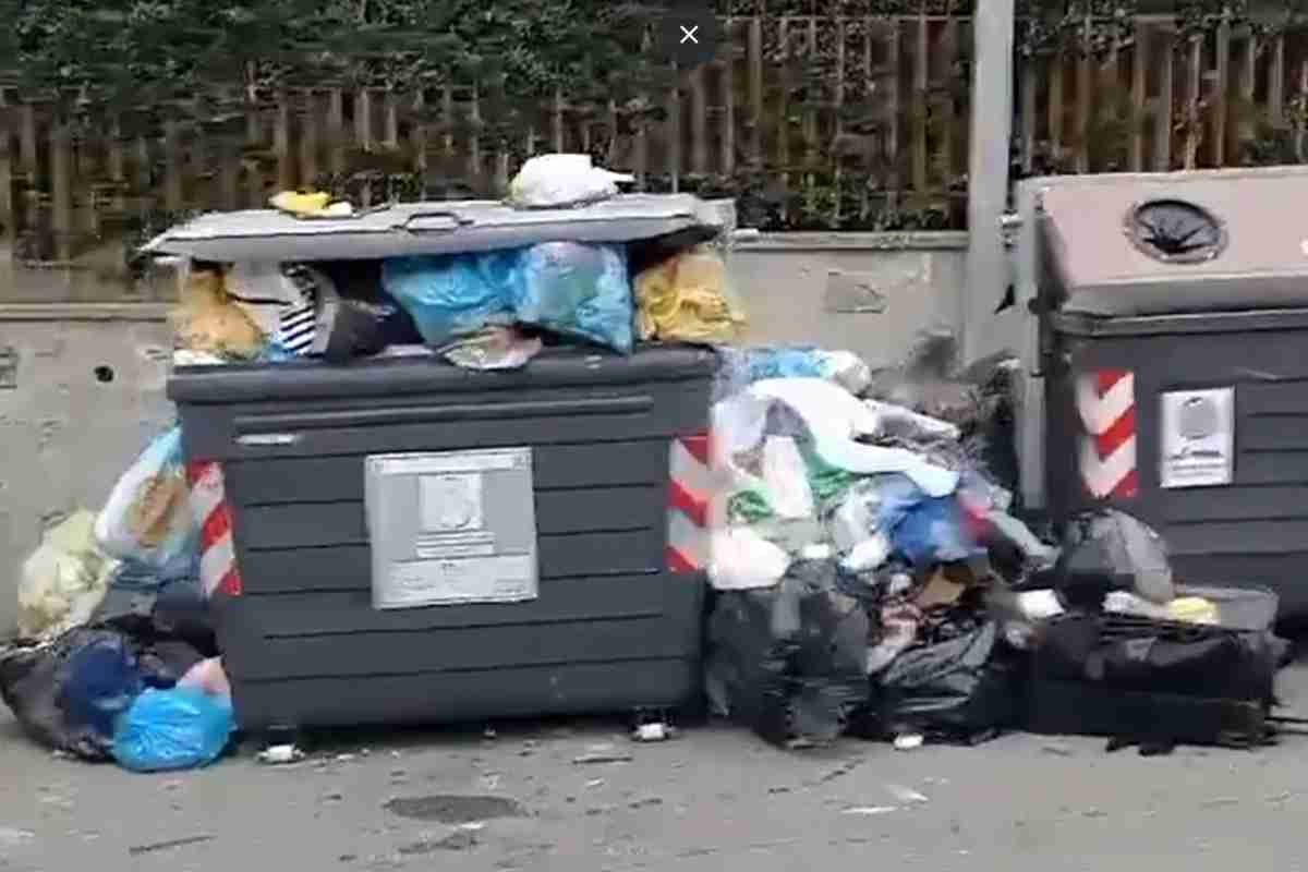 Secchione con rifiuti per terra a Roma