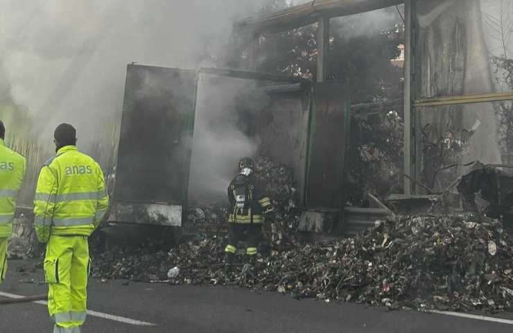 Camion distrutto nell'incendio sul GRA