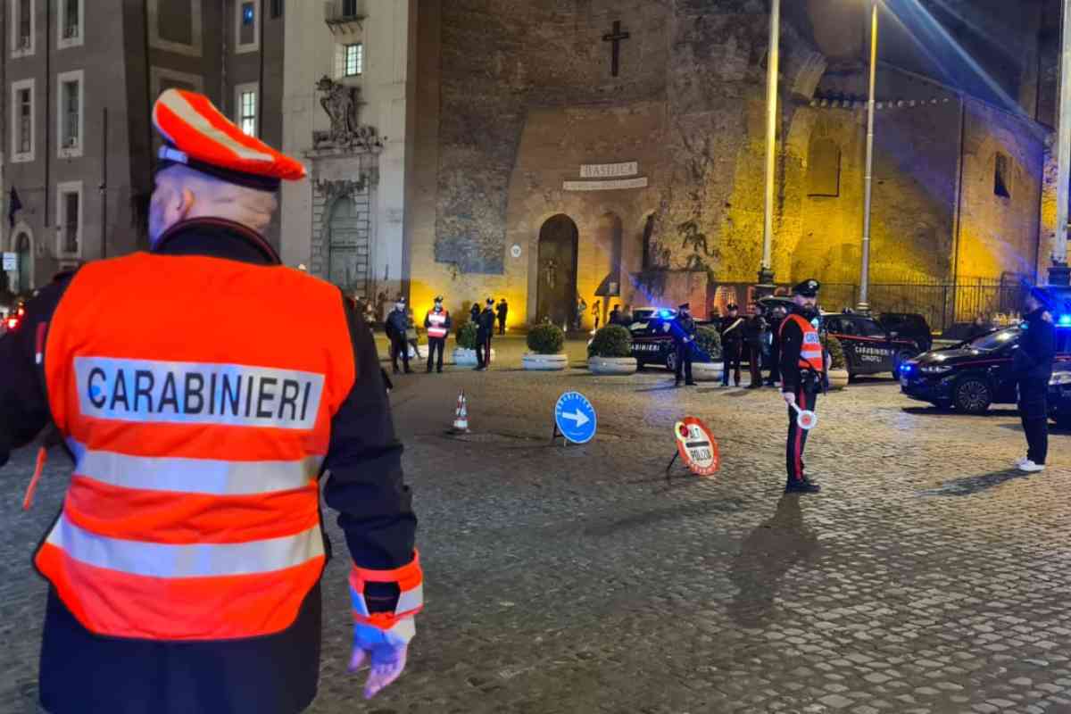 Carabinieri di pattuglia a piazza della Repubblica