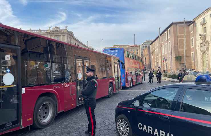 Pattuglia dei Carabinieri a piazza della Repubblica