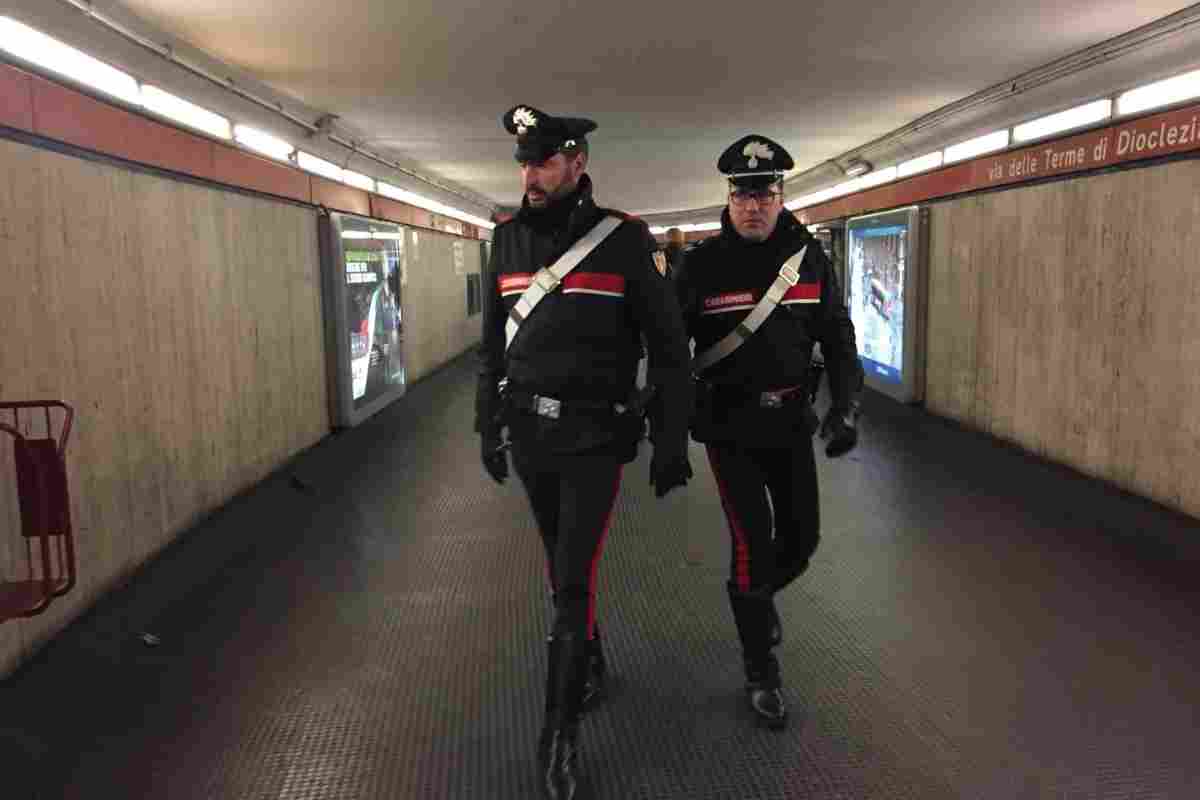 Carabinieri sulla Metro A