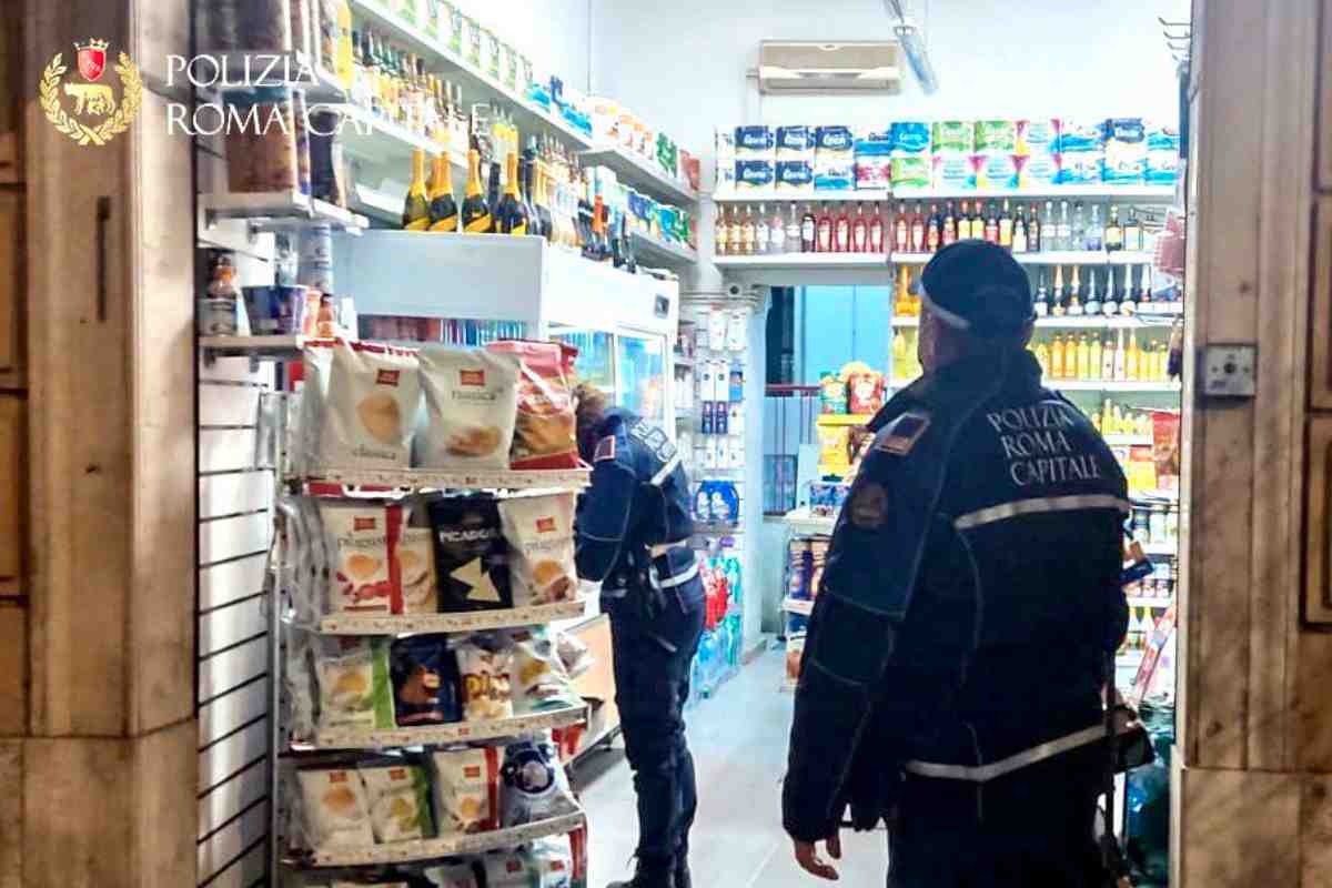 Polizia Locale di controllo a un minimarket di Trastevere