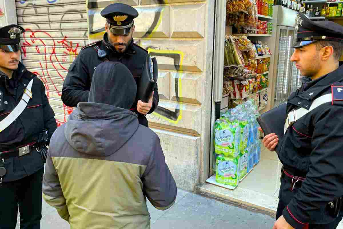 Controlli a un venditore di kebab all'Esquilino