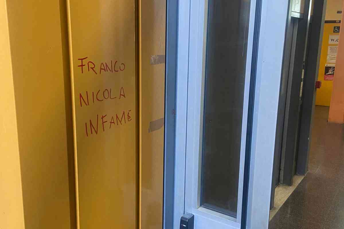 Frasi contro Nicola Franco all'ingresso del VI Municipio di Roma