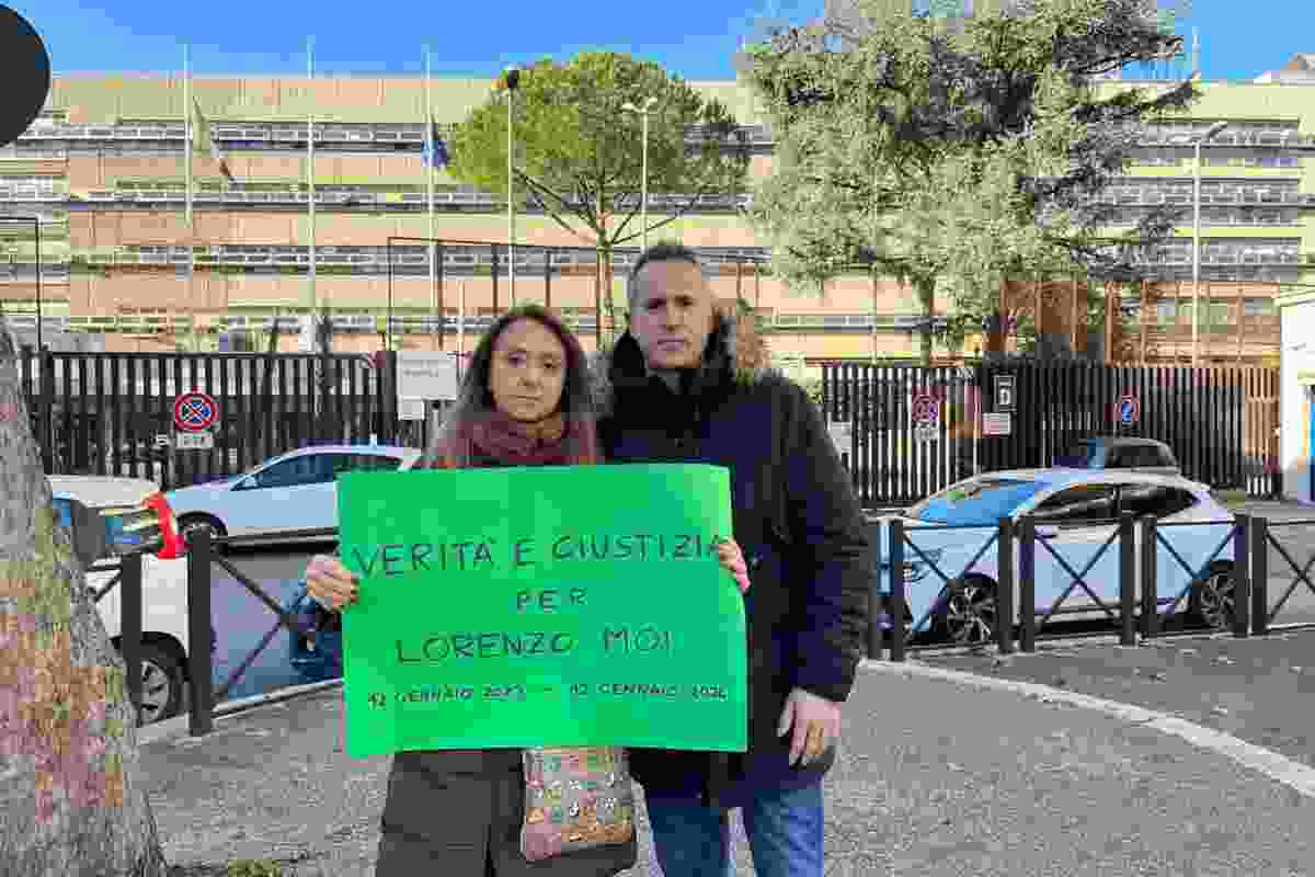 Genitori di Lorenzo Moi in protesta davanti la Procura di Roma