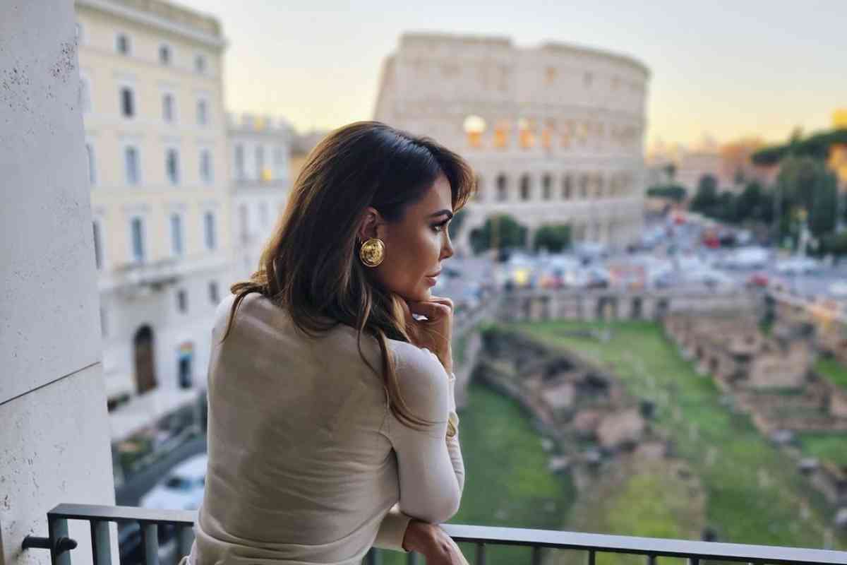 Ilary Blasi affacciata a Roma