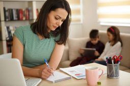 Mamma lavora con i figli a casa