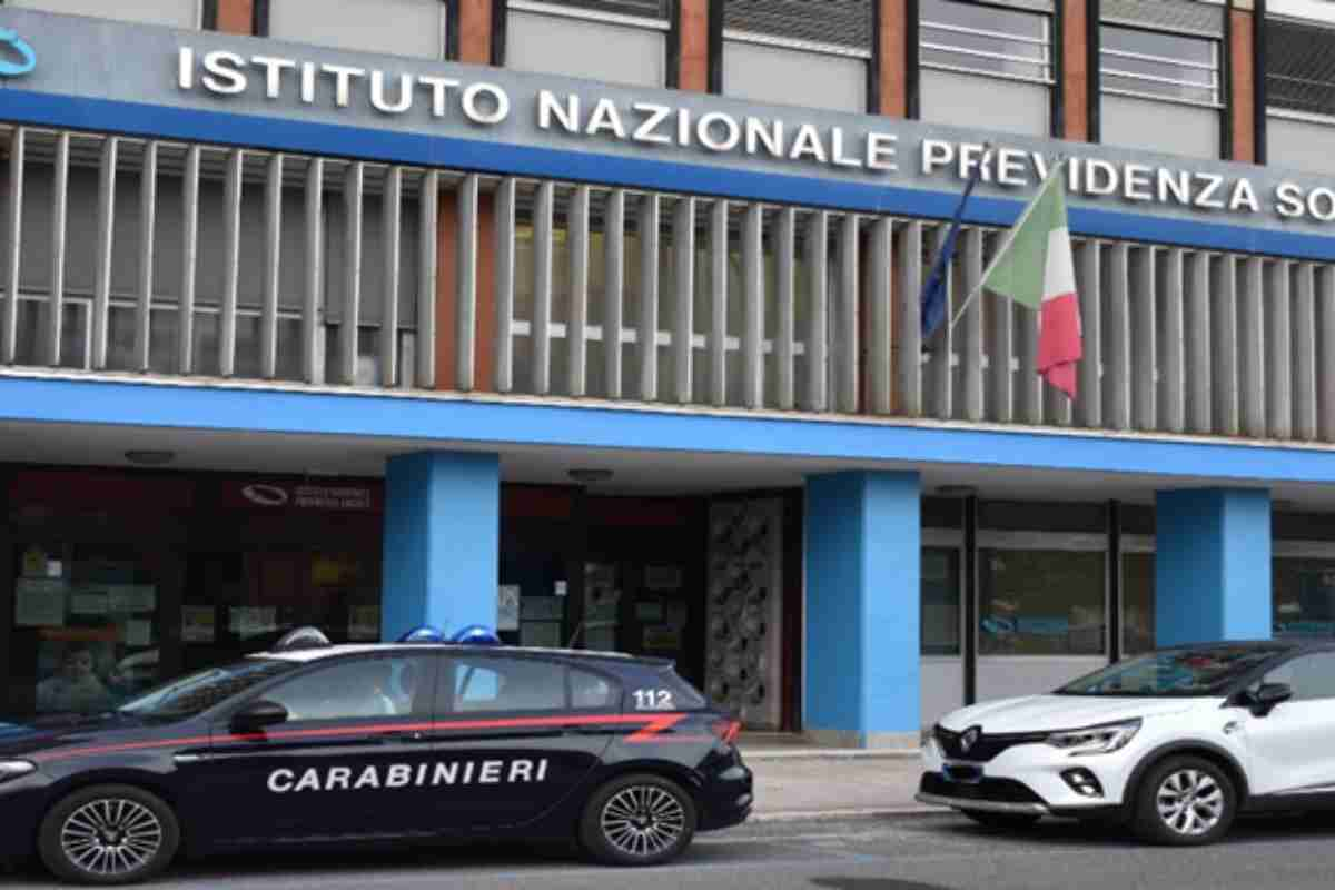 Carabinieri alla sede dell'Inps