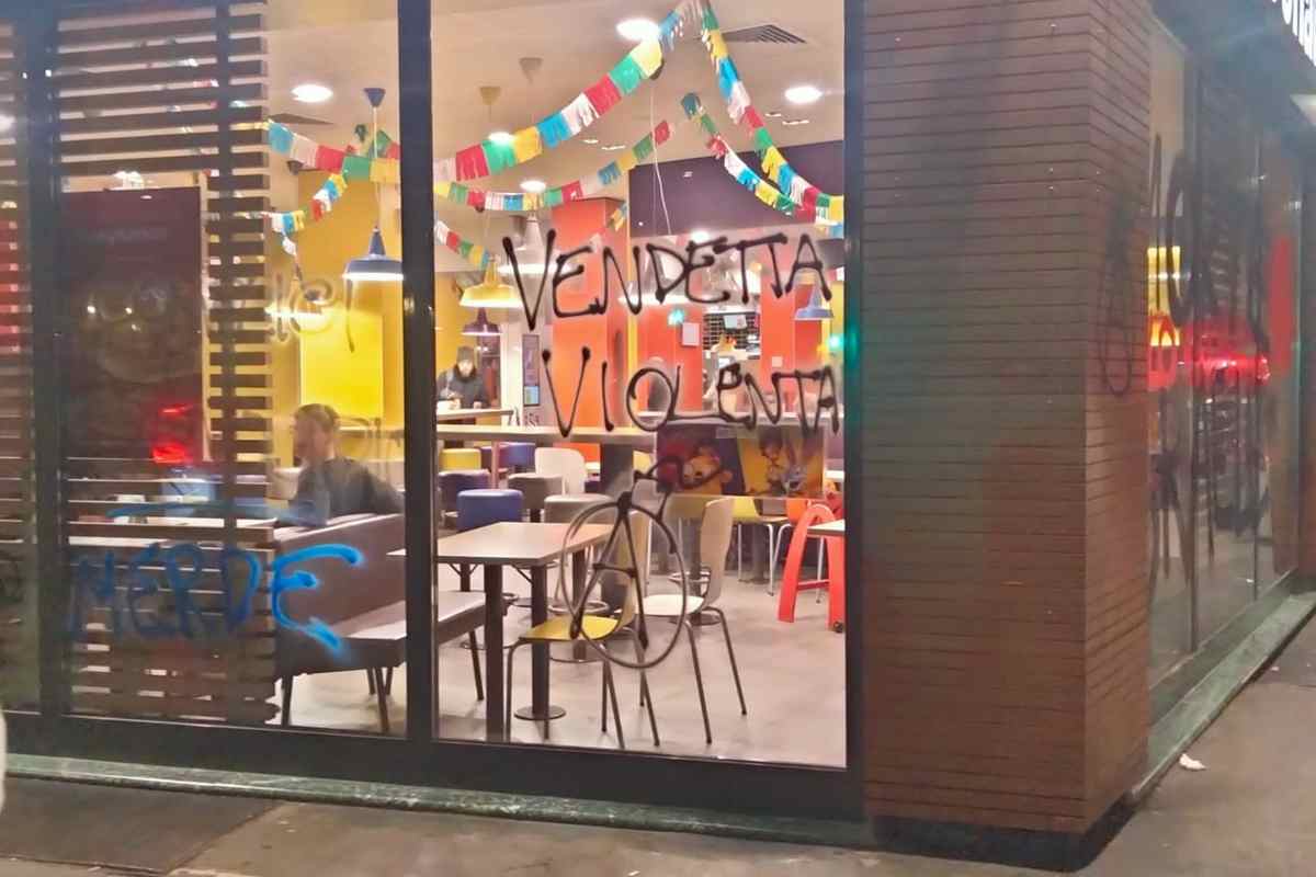 Il Mc Donald's di Tor Pignattara, vandalizzato la sera del 27 gennaio dalle proteste di un gruppo anarchico - www.IlCorrieredellacittà.com