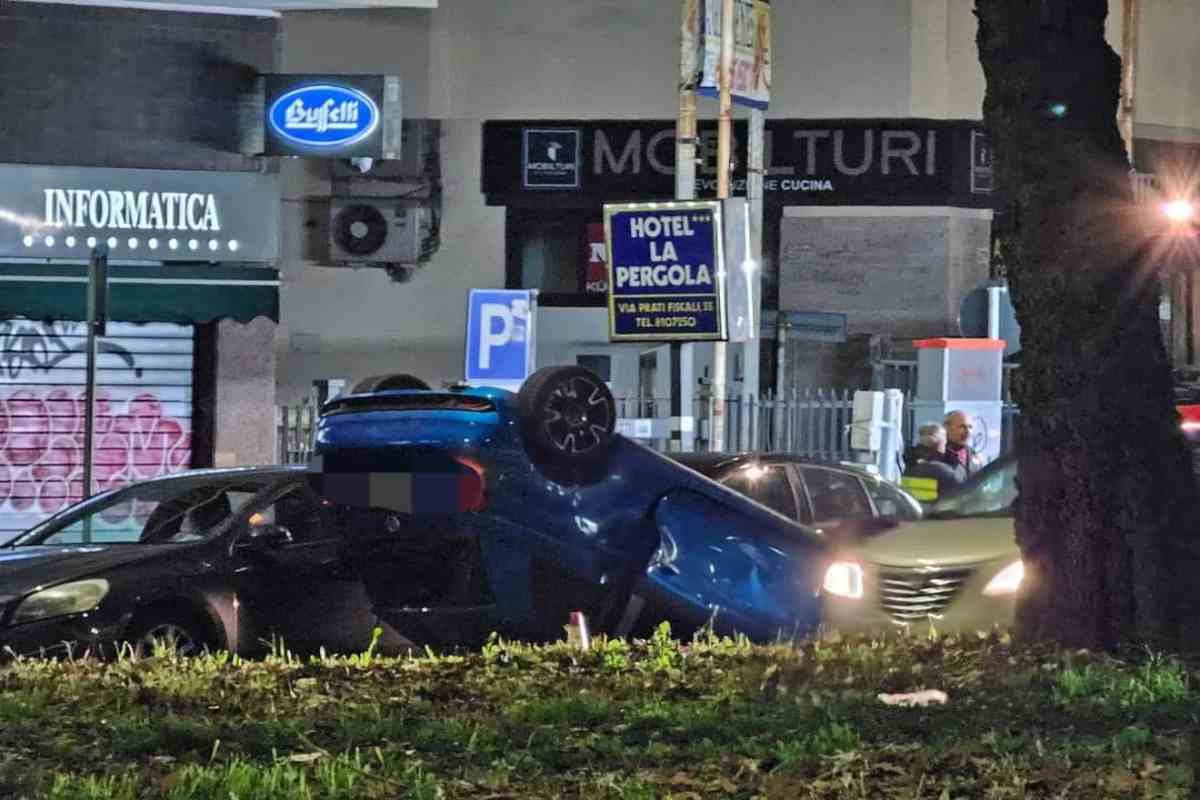 Incidente intorno a mezzanotte per una Fiat 500 che ha coinvolto, durante l'impatto, altri due veicoli a via dei Prati Fiscali. La conducente della Fiat 500 è stata trasportata all'Umberto I in codice giallo - www.IlCorrieredellacittà.com