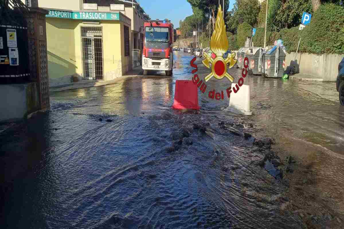 A La Rustica in corso un intervento dei vigili del fuoco per arginare un allagamento dovuto alla rottura di una conduttura idrica - www.IlCorrieredellacittà.com