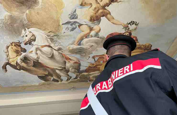 Un fermo immagine tratto da un video dei carabinieri di Roma del 22 ottobre 2021, durante il sequestro di 3 villette riconducibili ai Casamonica. 