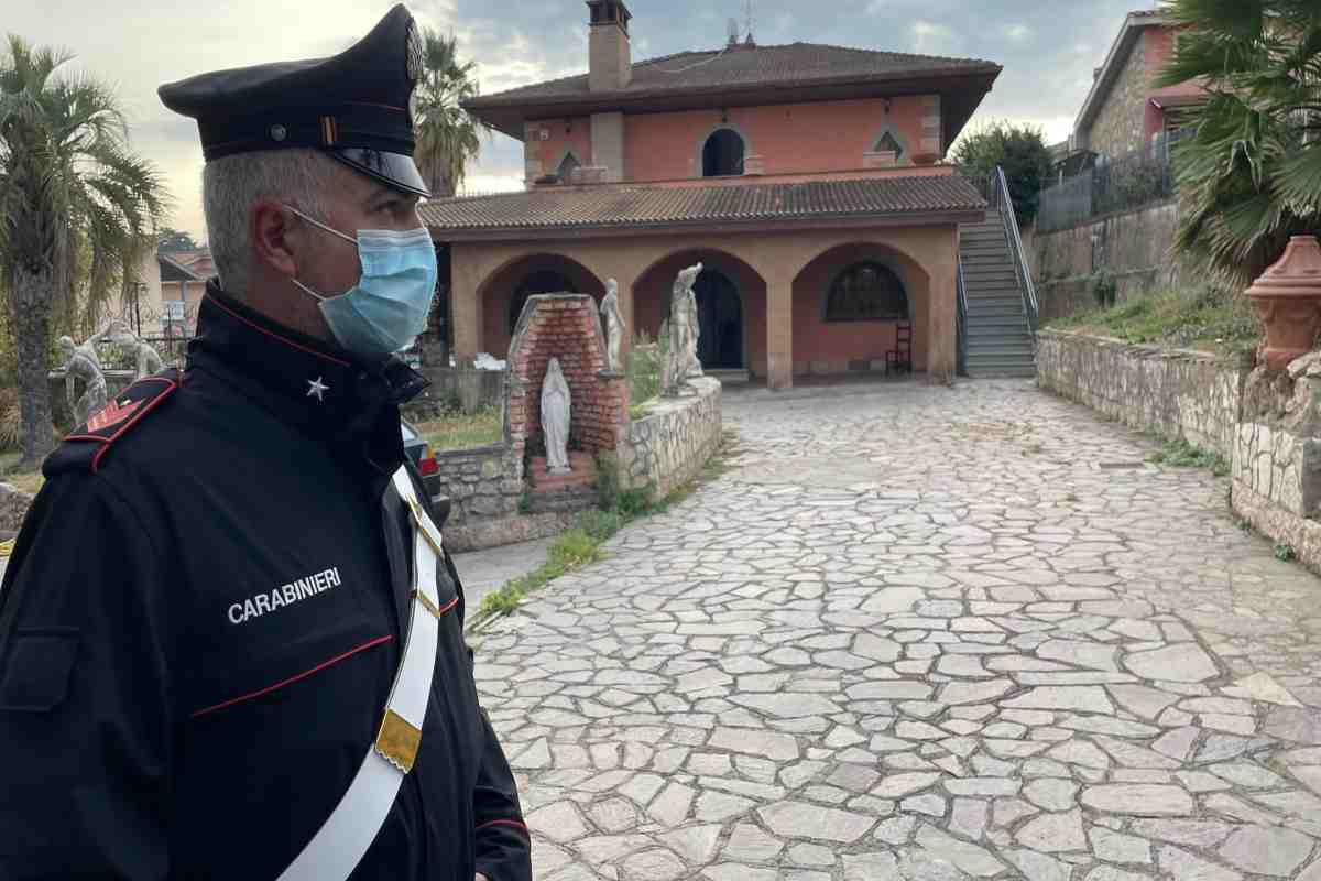 Un fermo immagine tratto da un video dei carabinieri di Roma del 22 ottobre 2021, durante il sequestro di 3 villette riconducibili ai Casamonica. 