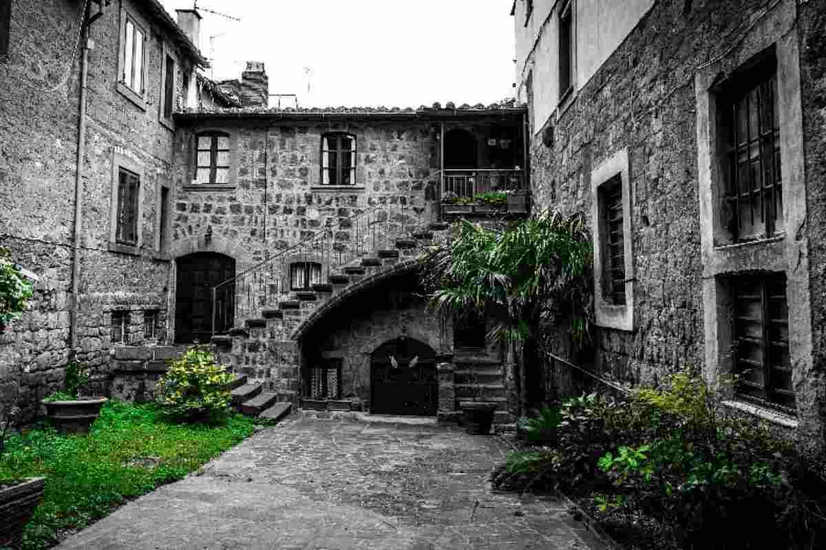 Borgo medievale più affascinante d'Europa, gemma nascosta nel verde: bellezza senza tempo