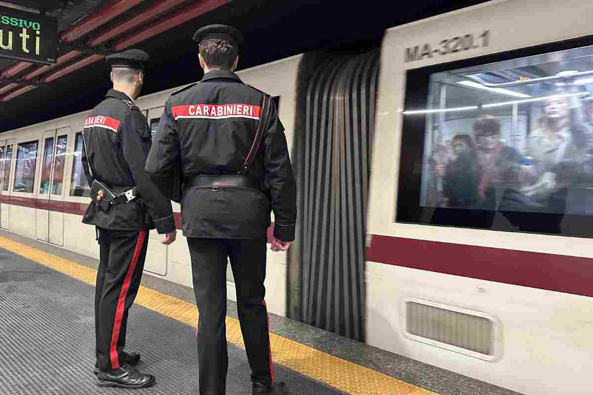 Carabinieri sulla Metro di Roma
