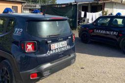 Carabinieri al campo nomadi dell'Albuccione