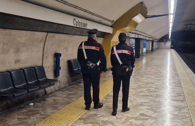 Carabinieri alla banchina della metro Colosseo