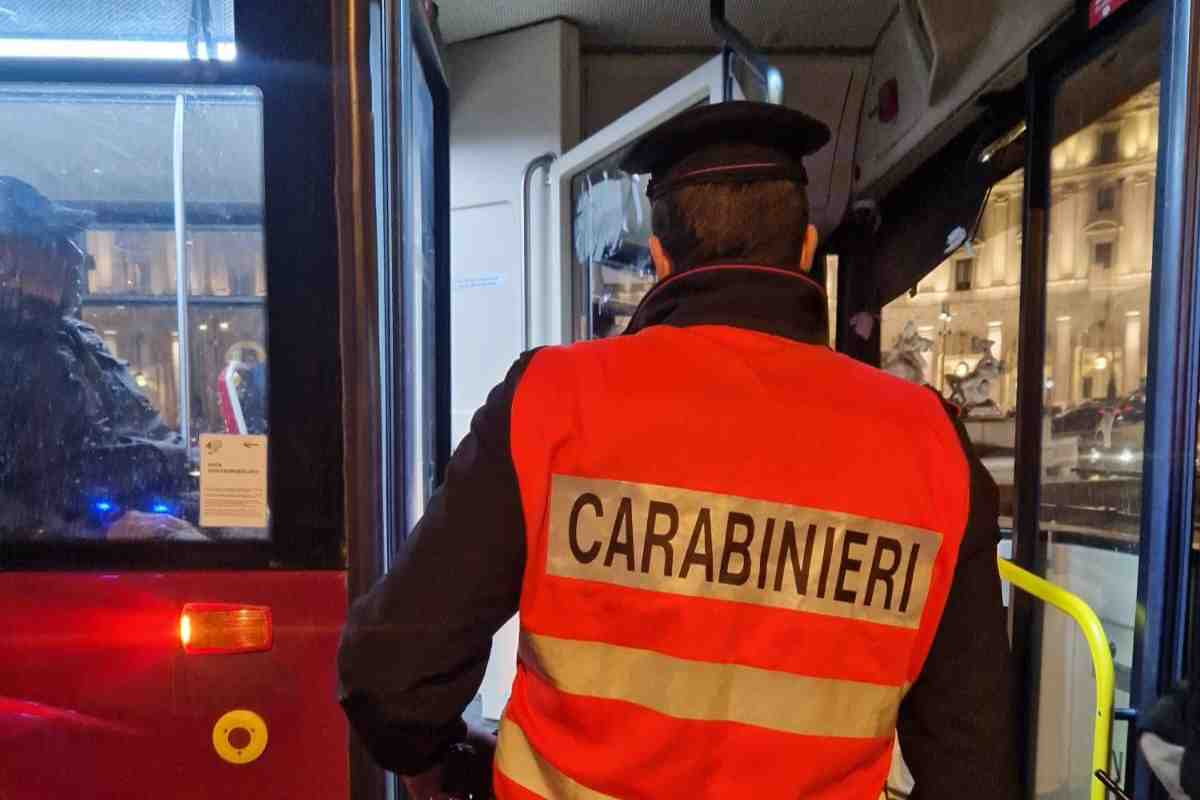 Carabiniere sull'autobus a Roma
