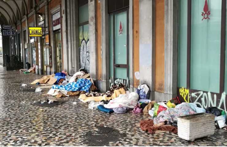 Scene di degrado in piazza Vittorio Emanuele