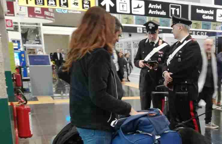 Carabinieri controlli in aeroporto