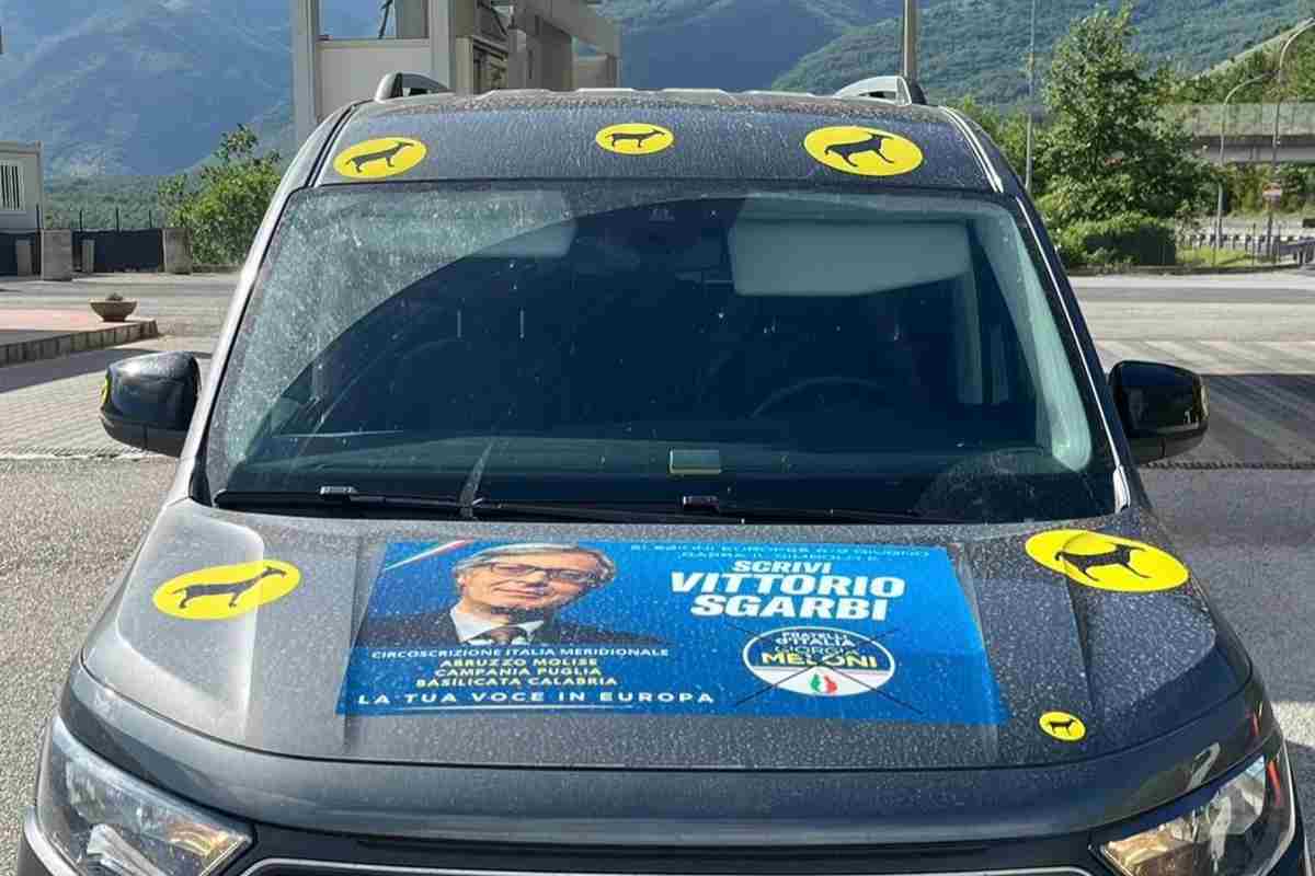 La singolare auto di Sgarbi per la campagna elettorale