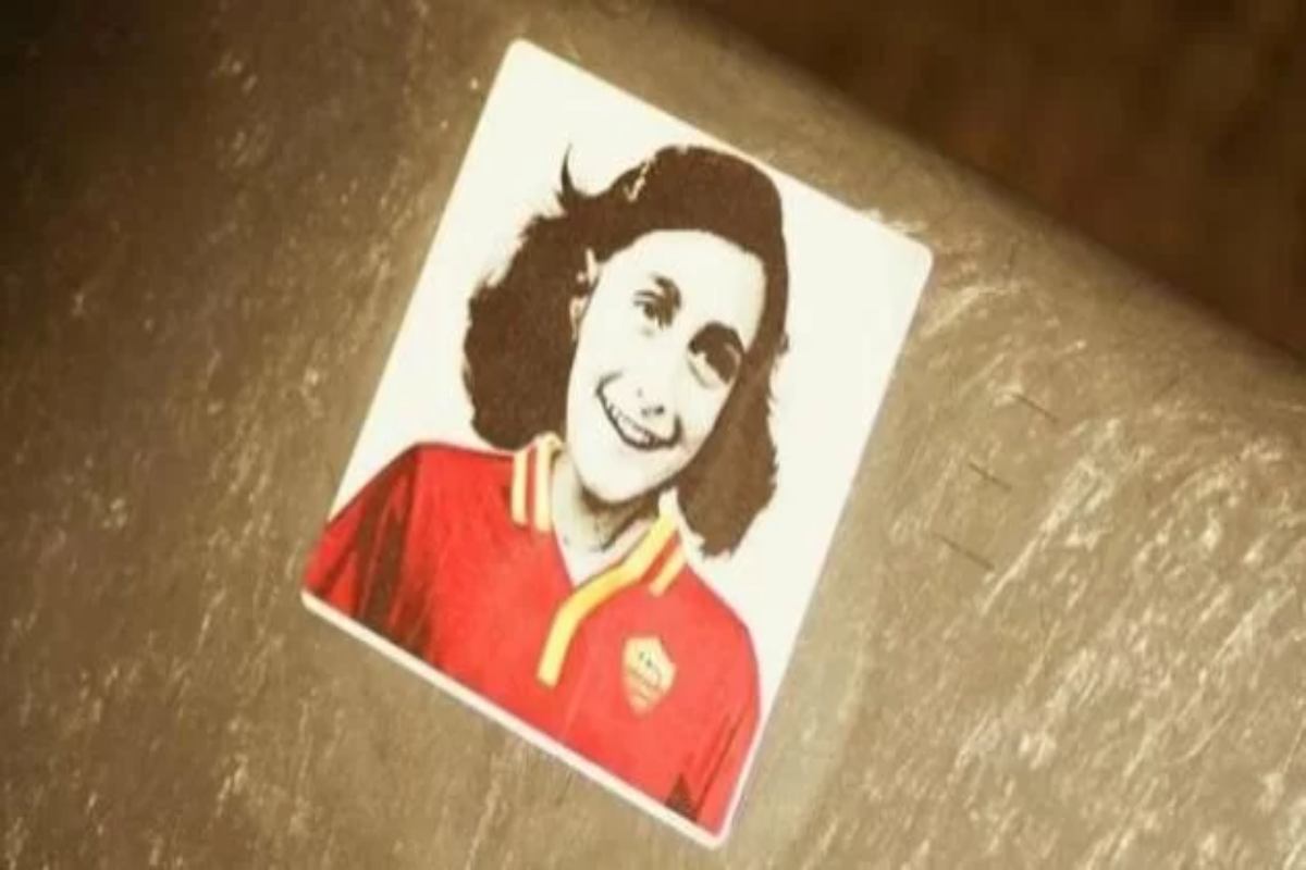 Adesivi di Anna Frank romanista all’Olimpico: a processo 12 ultrà della Lazio