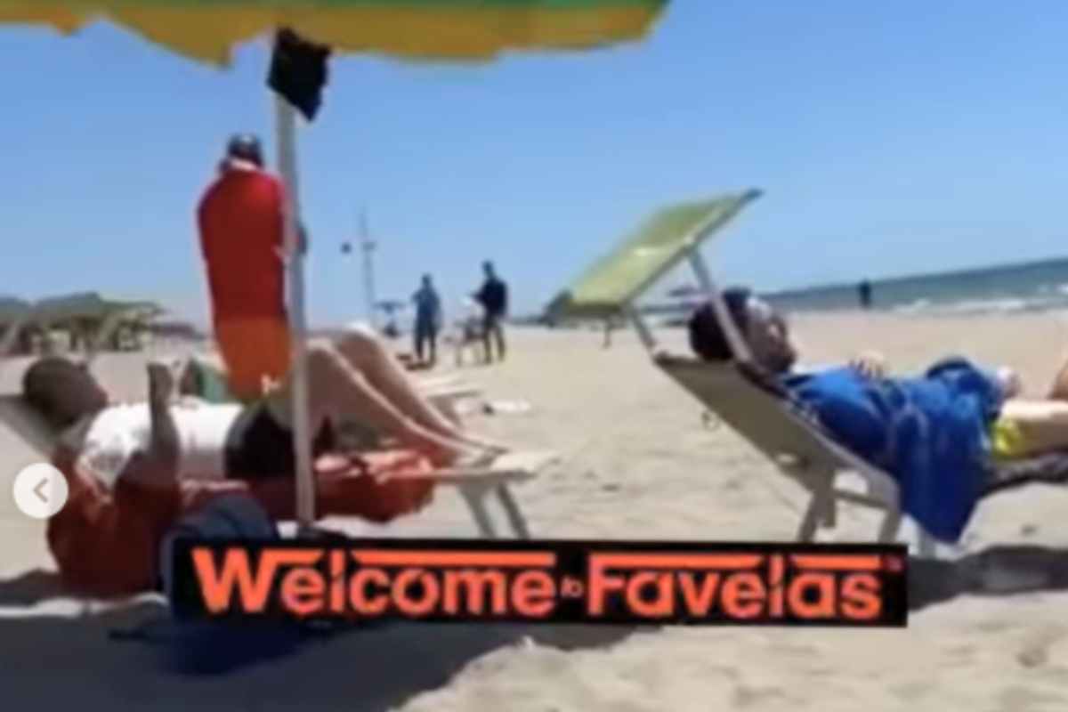 Bagnino riprende il barbiere abusivo sulla spiaggia di Ostia