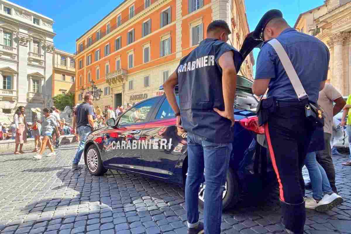 Carabinieri fermano i borseggiatori davanti la Fontana di Trevi