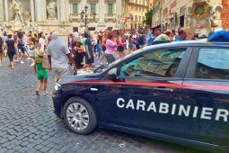 Carabinieri di pattuglia alla Fontana di Trevi