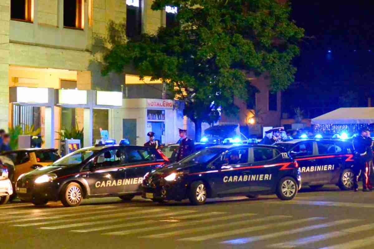 Carabinieri sulla scena del delitto a piazza Bologna